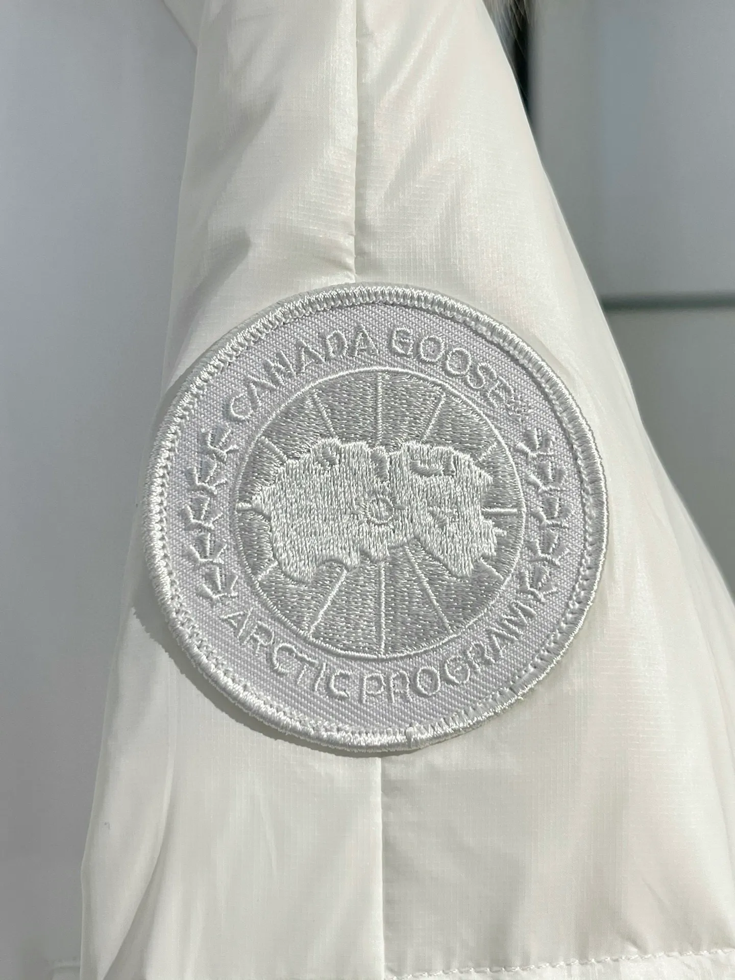 P900 Big Goose Soft Sleeve Short Bomber Jacket Canada Goose Canada Goose Chilliwack Series Solid Color Hooded Fitted Long Sleeve Down Jacket Paradigm Series Down Jacket Short Big Goose Soft Sleeve Down Jacket White The inner straps make the jacket easy to carry on the shoulders, freeing your hands. Special features: light, thick, handsome Size xs-xxl Color black, white